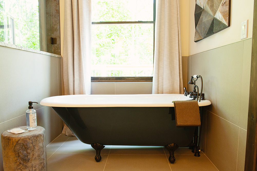 Crabtree cabin clawfoot tub, waynesville, nc